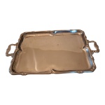 Tabuleiro em inox Meridional, bordas e asas lavradas, 67 x 42 cm.