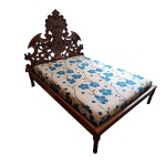 Cama para casal executada em cerejeira, cabeceira ricamente esculpida em acantos, com vaso recebendo as flores, Com. 197, Larg. 152, Alt. 140 cm.