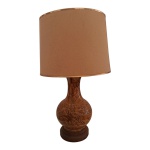 Luminária de mesa adaptada em vaso de cerâmica com trabalhos em alto relevo na cor café, 72 x 22 cm.