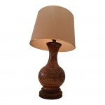 Luminária de mesa adaptada em vaso de cerâmica com trabalhos em alto relevo na cor café, 72 x 22 cm.
