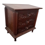 Mesa de apoio com 3 gavetas  frontais entalhadas, 60 x 38, Alt. 60 cm.