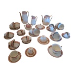 Guarnição para chá e café em por porcelana Steatita decorada com faixas rosa e dourado composta de: 2 bules (sem tampas), 1 cremeira, 1 açucareiro, 1 manteigueira, 12 xícaras para chá com pires, 12 xícaras para café com pires:  Alt.  20 a  10 cm. Total: 30 peças.