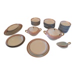 Guarnição jantar em por porcelana Steatita decorada com faixas rosa e dourado composta de:  24 pratos principais, 12 para sopa, 24 para sobremesa, 5 travessas ovais,  41 x 26 a 25 x 16 cm, 3 travessas circulares fundas,  2 pratos  grandes rasos, 1 sopeira, 35 x 15 cm. 1 terrine, 1 molheira, Total: 73 peças.