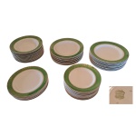 Guarnição jantar em por porcelana inglesa, com bordas verdes e dourado Washington Pottery Ltda - Hangley England composto de:  23 pratos principais sendo 7 com interior manchados,  Diam. 25 cm. 14 para sopa sendo 1 manchado, 13  pratos rasos sendo 1 manchado Diam. 22 cm. 14 pratos para sobremesa sendo 6 manchados, Diam. 20 cm. Total: 64 cm.
