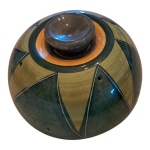 Tampa para queijo em cerâmica policromada, 22 x 10 cm.