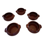 Cinco bowls em cerâmica vitrificada na cor café, Diam. 20, Alt. 7 cm.
