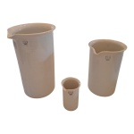 Terno de vasos de laboratório em porcelana alemã, marcados  Haldenwansser- Berlin, 12 x 15 - 18 x 12 e 9 x 6 cm.