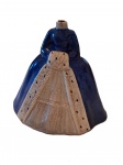 Antiga garrafa e licor Marie Brizard em faiance representando dama em traje de época, não acompanha a tampa, as vestes com alguns desgastes na pintura, Alt. 16 cm.