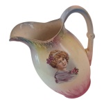 Jarra inglesa em cerâmica policromada, apresenta bicados, Alt. 31, Diam. 20 cm.