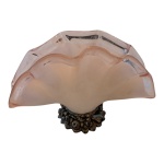 Centro de mesa opalinado em formato de leque na cor rosa apoiado em base de metal, esculpida com frutas em alto relevo, (está decolado), Alt. 16, Com. 25 cm.