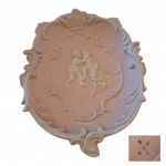 Medalhão em tipo wedwood representando querubins sobre fundo rosa, marcado no verso, 16 x 12 cm.