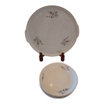 Seis pratos para sobremesa e 1 para bolo em porcelana Renner decorados com policromia e fios dourados, Dia, 8 e 30 cm.