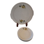 Quatro pratos para sobremesa e 1 para bolo em porcelana Schmidt decorados com policromia representando flores e fios dourados, Dia, 8 e 30 cm.