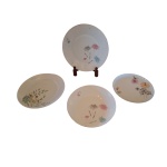 COLECIONISMO - Quatro pratos em porcelana, sendo dois portugueses S.P. 1 Steatita e o menor Real, Diam. 25 a 20 cm.