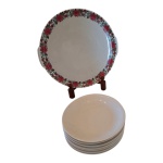 Sete peças em porcelana sendo um prato Renner para bolo com bordas policromadas em flores e 6 pratos para sobremesa brancos, Diam. 30, 18 cm.