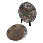 COLECIONISMO - Um prato oriental e a travessa  funda Paraná em porcelana decorados com policromia, Diam. 25, 22 cm.