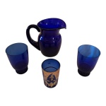 Jarra em vidro na cor azul, 3 copos em cristal um deles veneziano, Alt. 17 a 10 cm.
