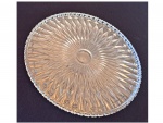 Travessa circular em cristal lapidado,  bordas serrilhadas, Diam. 30 cm.