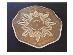 Travessa circular em cristal lapidado, bordas oitavadas, fundo decorado com flores, Diam. 30 cm.