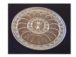 Travessa circular em cristal lapidado, bordas serrilhadas, fundo lapidado e gomado, Diam. 30 cm.