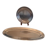 Duas travessas em inox, uma circular e uma para peixe marcada Wolff. Diam. 19 e  60 x 24 cm.