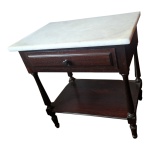 Mesa de cabeceira em madeira nobre, tampo de mármore, uma gaveta central apoiada em pernas torneadas arrematadas com uma prateleira, Com. 53, Prof. 35, Alt. 56 cm.