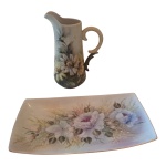 Duas peças em porcelana pintadas à mão, sendo uma travessa Schmidt e uma jarra, 36 x 20, Alt. 25 cm.