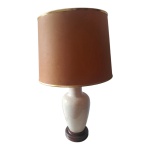 Luminária de mesa para uma luz em cerâmica craquelê, apoiado em peanha de madeira, cúpula em pergaminho, Alt. 74, Diam. 34 cm.