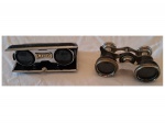 COLECIONISMO - Dois binóculos, um deles  Lict.