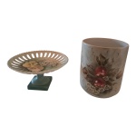 Duas peças em porcelana pintadas à mão sendo uma fruteira com galeria vasada e serrilhada apoiada em haste sobre base quadrangular e um vaso, 19 x 10 e  17 x 14 cm.