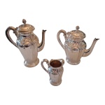 Três peças espessuradas à prata Fracalanza sendo 2 bules e uma refresqueira, lavradas e repuxadas em acantos, asas recurvas e pega em pinha, Alt. 28 a 13 cm.