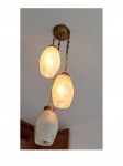 Luminária de teto para 3 luzes, cúpulas em vidro pendentes lapidado,  Alt. 85 cm.