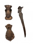 COLECIONISMO - Dois prendedores para papel em metal prateado representando mão e um abridor para correspondências representando dama, Com. 20 e 8 cm.