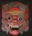 Grande Mascara tribal de Madeira  ricamente policromada representando ser da imaginária popular. Med. 28 cm x 34cm.
