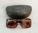 ACESSÓRIO FEMININO, um (1) óculos de sol, marca GUESS, armação no padrão tortoise, acondicionado em case rígido da própria marca, sinais de uso, vide foto.