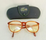 ACESSÓRIO FEMININO, um (1) óculos de grau, marca LACOSTE, armação com mordiscados nas extremidades, estojo original, sinais de uso, vide foto.