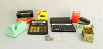 DIVERSOS, um (1) saco com materiais de escritório: 1 calculadora CITIZEN, modelo SDC-813; 1 calculadora HP (Hewlett Packard), modelo 12C, ambas usadas, não testadas e sem garantia; 1 suporte para fita durex; 1 grampeador GENMES, além de diversos clips, grampos, elásticos, etc., vide foto.