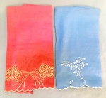 CAMA, MESA E BANHO, duas (2) toalhas para lavabo, confeccionadas em linho e bordadas, tonalidades coral e azul, não aparentam uso, vide foto.