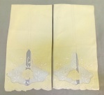 CAMA, MESA E BANHO, par (2) toalhas para lavabo, confeccionadas em linho e bordadas, tonalidade amarela, não aparentam uso, vide foto.