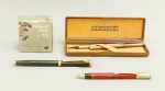 COLECIONISMO, quatro (4) itens: 1 vidro de tinta, tonalidade preta, marca PELIKAN; 2 canetas, uma tinteiro e uma esferográfica, ambas sem marca de manufatura aparente; 1 estojo vazio da marca SHEAFFER, com cargas usadas dentro, sinais de uso, vide foto.
