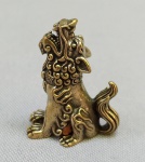 ESCULTURA, uma (1) miniatura representando animal fantástico mistura de dragão e cão, confeccionada em bronze maciço, medindo aproximadamente 3 cm altura, vide foto.