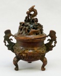 BRONZE, um (1) incensório com primoroso trabalho em relevo representando nove dragões celestiais, base trípode terminando em garras, medindo 9,5 cm altura, peso 250 gr., vide foto.