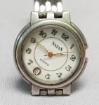 RELÓGIO, um (1) de pulso, marca NATAN (Natan Joias, fundada em 1956, por Natan Kimelblat), quartz, mostrador branco com algarismos arábicos, possui calendário, caixa e pulseira em aço, medindo 30 mm diâmetro, falta a coroa, usado, não testado e sem garantia, vide foto.