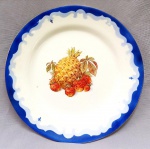 FAIANÇA, um (1) medalhão decorativo, ornado com morangos e abacaxis, borda com barrado ondulado em tons de azul, arremates com frisos a ouro, manufatura ZAPPI (Giuseppe Zappi, renomado ceramista italiano, natural de Ímola, veio para o Brasil contratado por Romeo Ranzini para auxiliar na implantação da Fabrica Santa Catharina em São Paulo; com o término do contrato, passou a prestar assessória a outras fábricas; em 1918 abriu sua própria fábrica no bairro de Vila Prudente, na Rua chamada à época Boacica, perto do córrego das vacas; em 1922 adquiriu a Cerâmica Villa Prudente no mesmo bairro; sua fábrica ganhou notoriedade internacional e conquistou diversas premiações em Exposições, como: Londres (1935); Bruxelas (1937); Pistoia (1938) e Paris (1939); em 1950 com seu falecimento, seu filho Mário Zappi assumiu a fabrica; em 1960 encerrou as atividades, utilizou dois outros nomes fantasias como YARA e RAINHA), medindo 28 cm diâmetro, sinais de uso, vide foto.