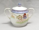 PORCELANA JAPONESA, um (1) açucareiro com ornamentação policromada, pintada a mão, representando paisagem com montanhas e elementos vegetalistas, arremates com frisos dourados, manufatura KKR  Made in Japan, medindo 12 cm altura, sinais de uso, vide foto.