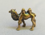 ESCULTURA, uma (1) miniatura, representando CAMELO, confeccionada em bronze maciço, medindo aproximadamente 2,2 x 2 x 0,5 cm, vide foto.