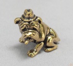 ESCULTURA, uma (1) miniatura animalista, representando cachorro com chapéu fumando charuto, confeccionada em bronze maciço, medindo aproximadamente 2,5 x 2,5 x 2 cm, vide foto.