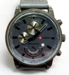 RELÓGIO, um (1) de pulso, marca CURREN (empresa chinesa fundada em 2009, seus relógios são produzidos pela Shenzhen-Meigeer Watch Company Ltd. em Hong-Kong), quartz, multifuncional, mostrador na tonalidade chumbo, possui calendário, um ponteiro solto, caixa em metal na tonalidade preta, medindo 44 mm diâmetro, pulseira em couro, usado, não testado e sem garantia, possivelmente demanda bateria, vide foto.