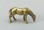 ESCULTURA, uma (1) miniatura animalista representando cavalo, confeccionada em bronze maciço, medindo aproximadamente 2,5 x 1,5 cm, vide foto.