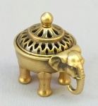 BRONZE, um (1) incensório representando elefante, medindo aproximadamente 4,5 cm altura, vide foto.